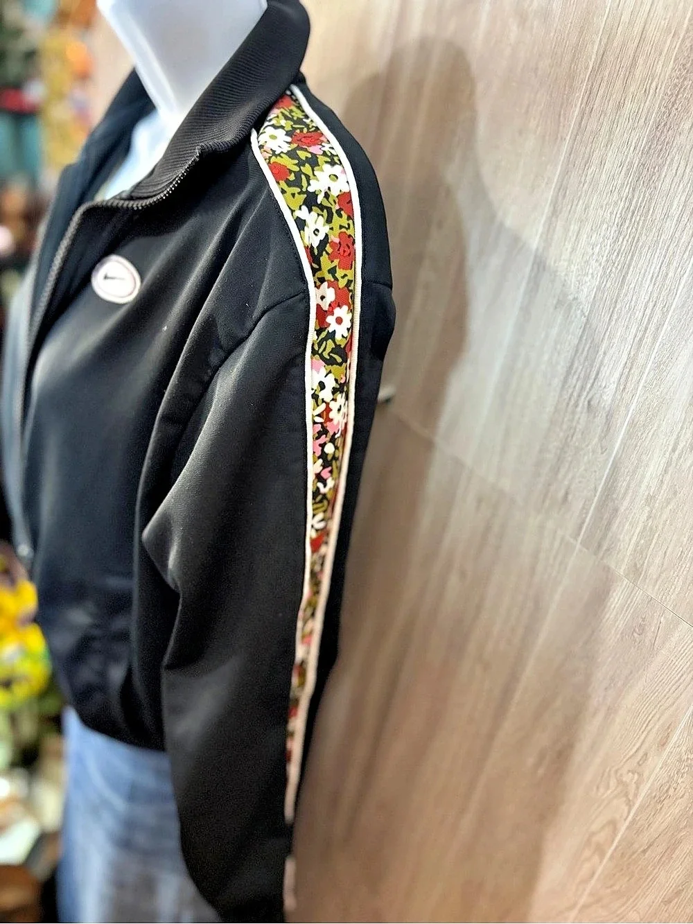 Nike Women’s XS Black Floral Stripe Full Zip Track Jacket